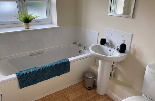 Giltbrook Casa | Peak House | Stylish 3 Bed 2 Bath Town House | Sleeps 5