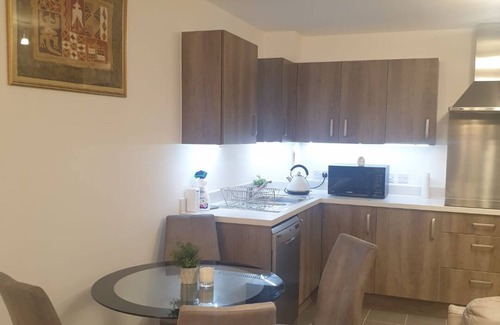 South Hornchurch Apartamento | Peak Serene Spacious 2-Bedroom close to Amenities and free parking