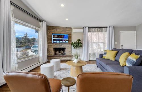 West Colorado Springs Casa | PeakView Family Lux - Man Cave Hot Tub BBQ Views