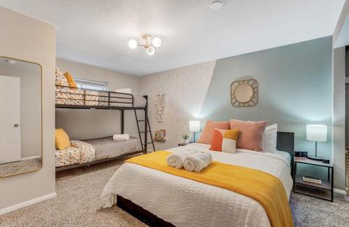 West Colorado Springs Casa | PeakView Family Lux - Man Cave Hot Tub BBQ Views