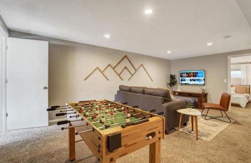 West Colorado Springs Casa | PeakView Family Lux - Man Cave Hot Tub BBQ Views