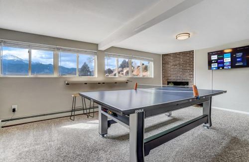 West Colorado Springs Casa | PeakView Family Lux - Man Cave Hot Tub BBQ Views