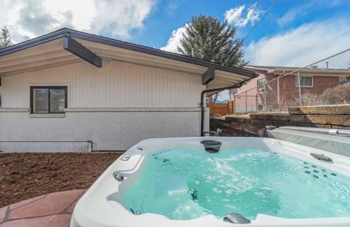 West Colorado Springs Casa | PeakView Lil Lux - Prime Spot King Hot Tub Views