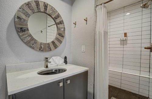 West Colorado Springs Casa | PeakView Lil Lux - Prime Spot King Hot Tub Views