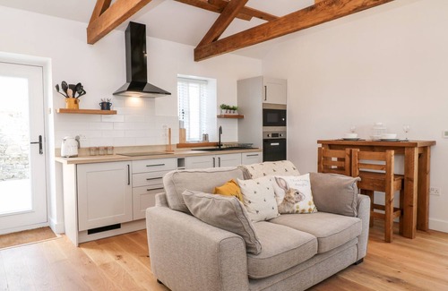 St Mellion Cabaña | PEAR TREE COTTAGE, pet friendly, with hot tub in St Dominick