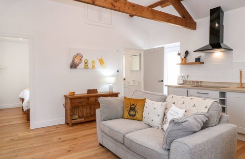St Mellion Cabaña | PEAR TREE COTTAGE, pet friendly, with hot tub in St Dominick