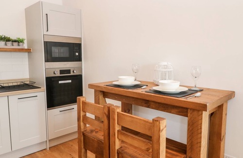 St Mellion Cabaña | PEAR TREE COTTAGE, pet friendly, with hot tub in St Dominick