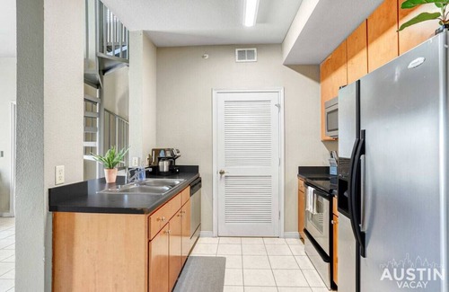 West Campus Apartamento | Space for 8 Near Downtown! Easy Walk to UT Campus