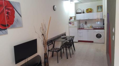 Ashkelon Apartamento | Pearl by the Sea, Living room and one bedroom