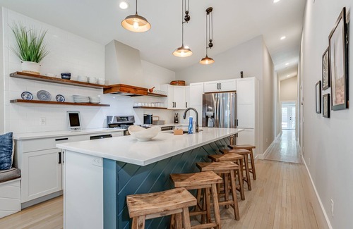 Tobin Hill Casa | Pearl Cottage and Townhouse Loft Combined. Sleeps 17 near River & Pearl District