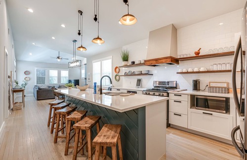 Tobin Hill Casa | Pearl Cottage and Townhouse Loft Combined. Sleeps 17 near River & Pearl District