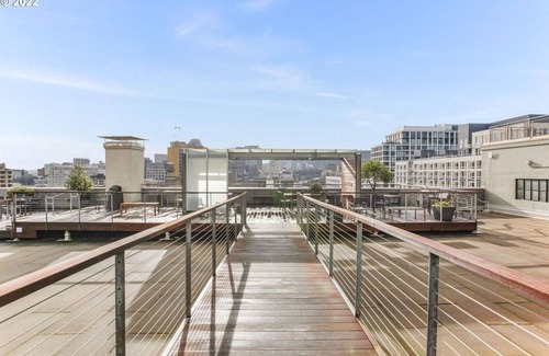 Pearl District Condominio | Pearl District Art Loft: Urban Luxury with Parking!