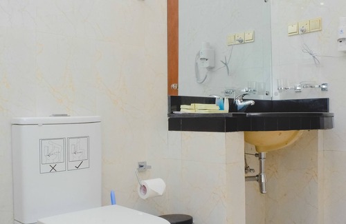 Udunuwara Hotel | Pearl White Palace