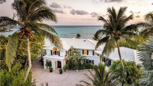 Bodden Town Casa | Pease Bay House