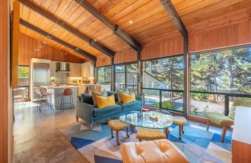 Pebble Beach Casa | Gema de Pebble Beach moderna de mediados de siglo con vistas al mar cerca del golf