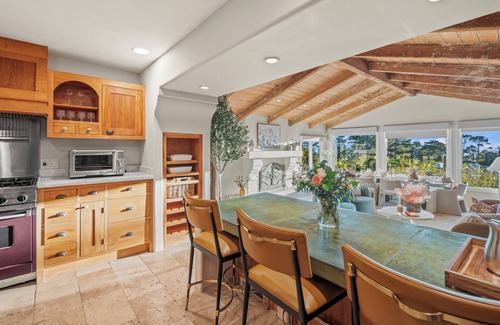 Del Monte Forest Casa | Pebble beach secret golfers retreat with hot tub and gym LX92