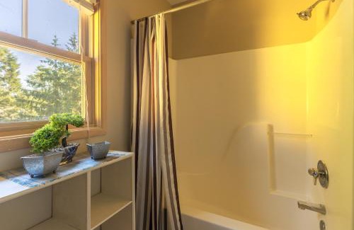 Douglas Casa | Pebble Hideaway-downtown Douglas and close to beach!