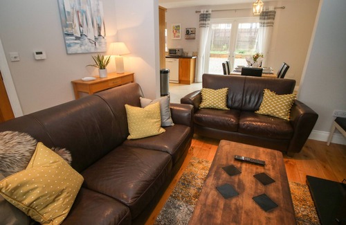 Kenmare Casa | PEBBLE LODGE, pet friendly, with a garden in Kenmare, County Kerry