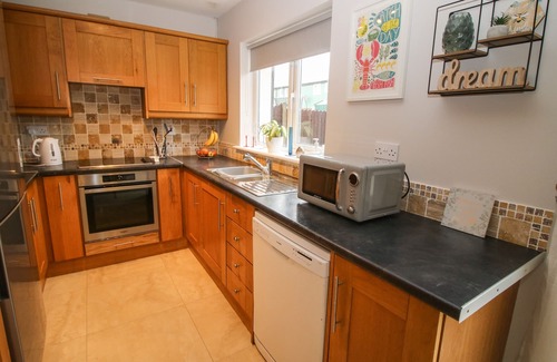 Kenmare Casa | PEBBLE LODGE, pet friendly, with a garden in Kenmare, County Kerry