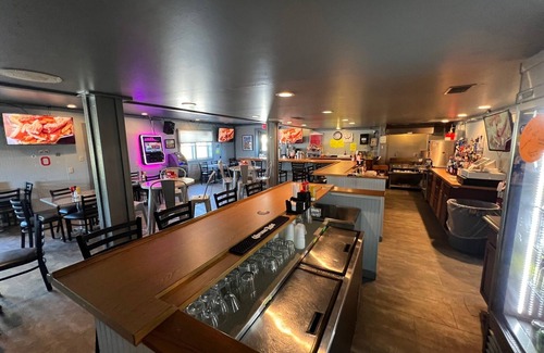 Gypsum Apartamento | Pebbles Suite above Bedrock Tavern