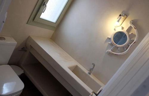 Aliki Apartamento | Pebbles Villa with private roof garden