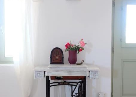 Aliki Apartamento | Pebbles Villa with private roof garden