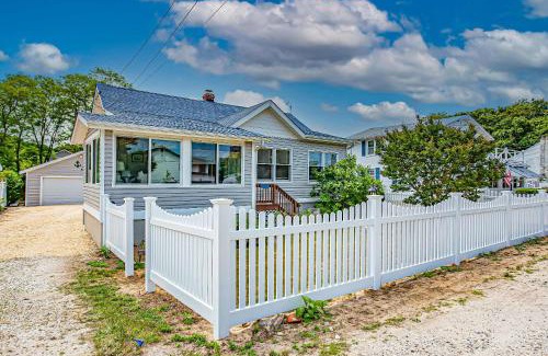 Peconic Casa | Peconic Sound Beach Home: Backyard & Vineyards