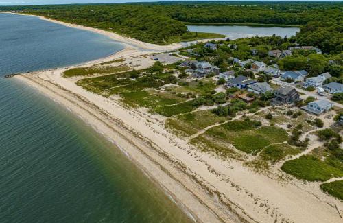 Peconic Casa | Peconic Sound Beach Home: Backyard & Vineyards