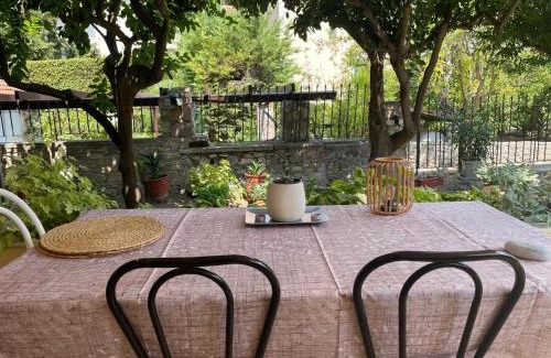Mytilene Apartamento | Peculiar Garden Apartment