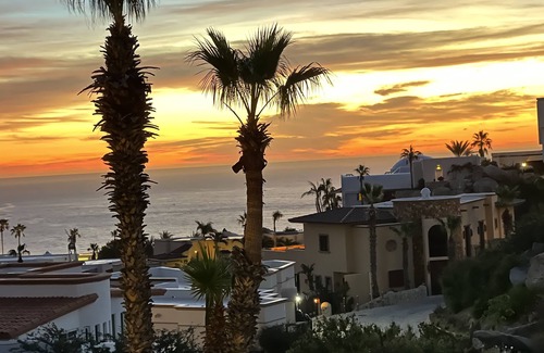 Pedregal Villa | A pie de la playa, 2700 SF Villa en Pedregal, con vista al mar y piscina climatizada