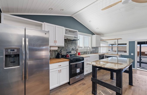 Old Town Casa | Peek a Bay View Cottage l Pet-Friendly