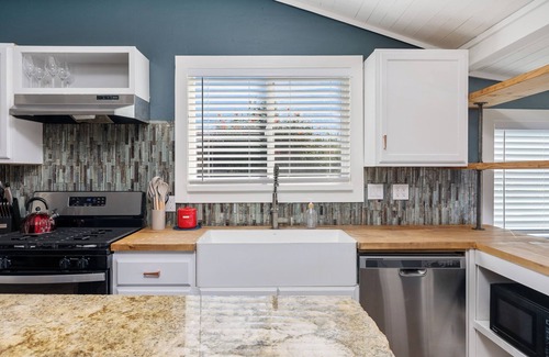 Old Town Casa | Peek a Bay View Cottage l Pet-Friendly