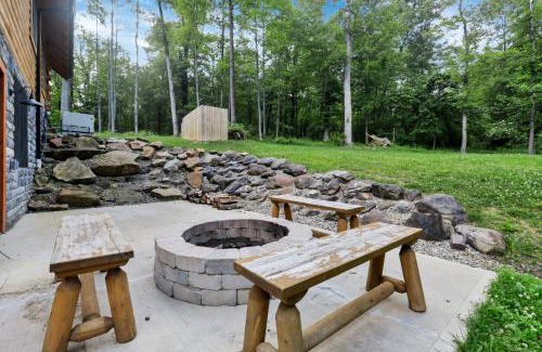 Logan Casa | Peek A Boo Cabins: Cozy Cabin
