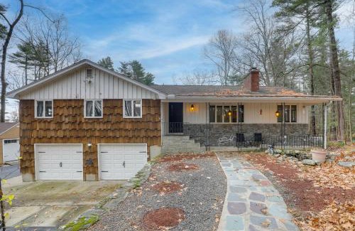 Salem Casa | Peek-a-Boo Lake Views and Yard Windham Home