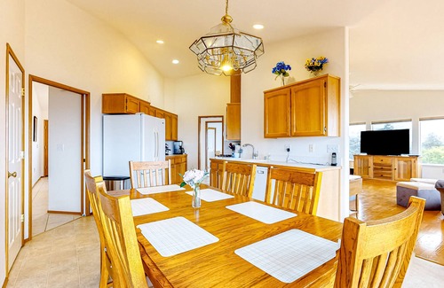 Oak Harbor Casa | Peek-a-boo ocean view home with in-law suite, fireplace, & outdoor space