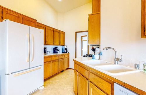 Oak Harbor Casa | Peek-a-boo ocean view home with outdoor living space, W/D, and balcony