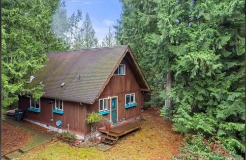 Glacier Casa | Peekaboo Lake View Cabin in the Trees w/ Hot Tub