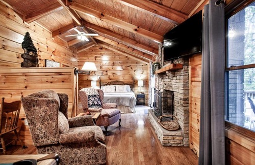 Pigeon Forge Casa | Peekaboo with Hot Tub, Pool Table, and Jacuzzi