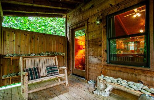 Pigeon Forge Casa | Peekaboo with Hot Tub, Pool Table, and Jacuzzi