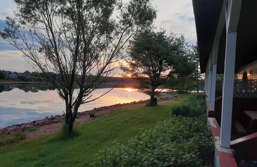 Cardigan Apartamento | PEI Waterside Apt. #3, quiet waterfront Apt., beach, scenic view, great sunsets