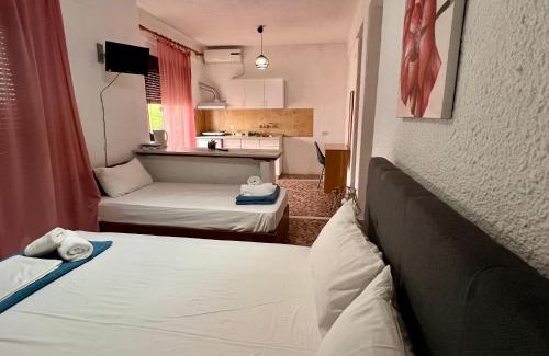 Pefkochori Hotel | PELEKAN rooms and apartments Athina 33