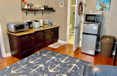 Northeast Pensacola Apartamento | Pelican Nest-Charming Suite/Pool/Jacuzzi Tub/Private Balcony!