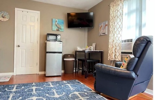 Northeast Pensacola Apartamento | Pelican Nest-Charming Suite/Pool/Jacuzzi Tub/Private Balcony!