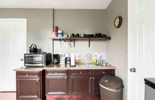 Northeast Pensacola Apartamento | Pelican Nest-Charming Suite/Pool/Jacuzzi Tub/Private Balcony!