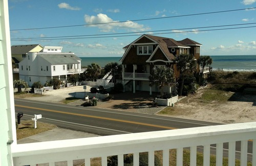 North Carolina Coast Casa | Pelican's Perch - ¡Vistas al mar! La playa está justo al otro lado de la calle!