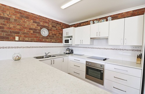 Merimbula Apartamento | Pelican Waters Unit 2, ground level accommodation