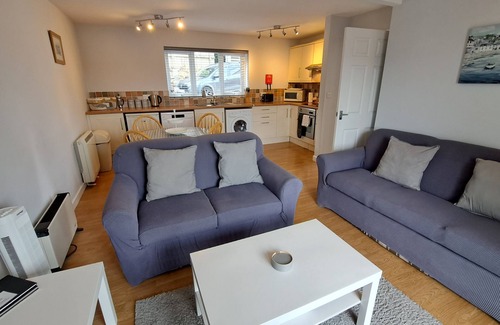 St. Mawes Cabaña | Pelyn - an apartment that sleeps 2 guests in 1 bedroom