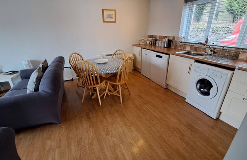 St. Mawes Cabaña | Pelyn - an apartment that sleeps 2 guests in 1 bedroom