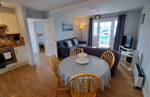 St. Mawes Cabaña | Pelyn - an apartment that sleeps 2 guests in 1 bedroom