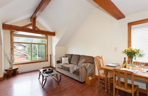 Pemberton Apartamento | Pemberton Valley 1 bedroom suite WIFI parking walk to Village Mount Currie views